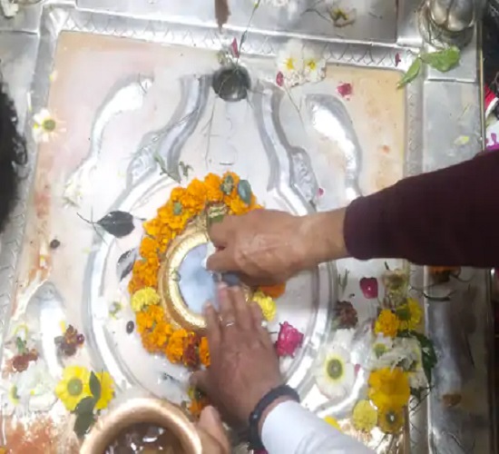 महाशिवरात्रि पर्व पर शिव मंदिरों में शिव भक्तों की भीड़