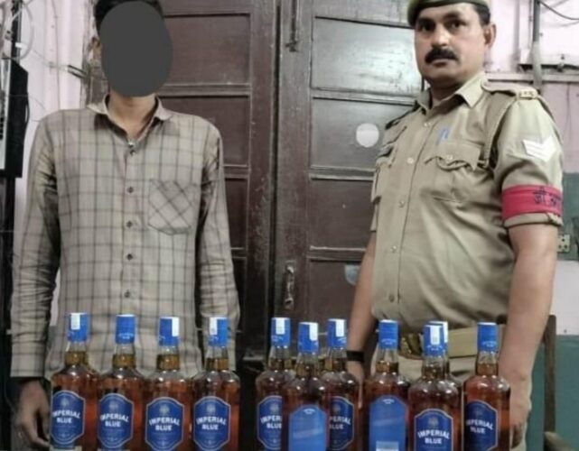 जीआरपी ने  रेलवे स्टेशन से शराब तस्कर को पकड़ा