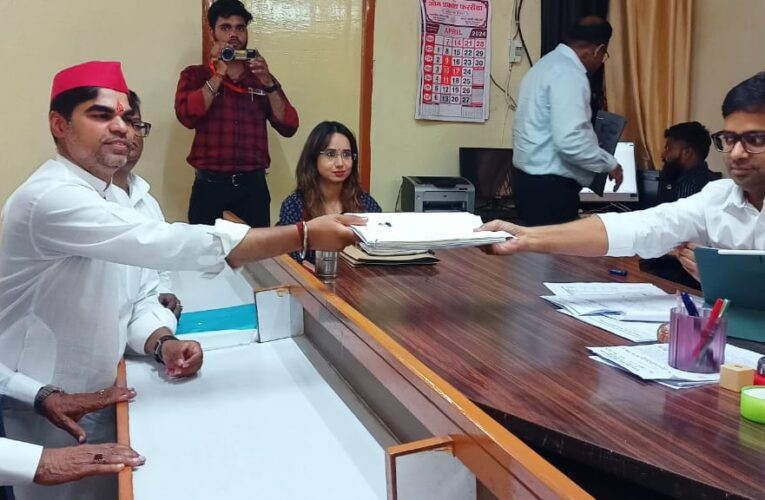 फिरोजाबाद: सपा उम्मीदवार अक्षय यादव ने किया नामांकन