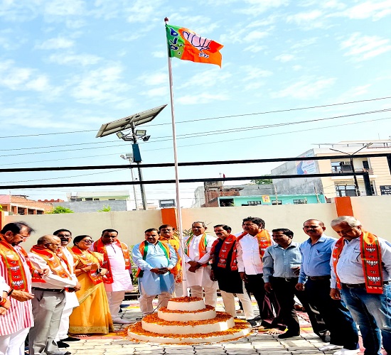 भाजपा ने स्थापना दिवस पर ध्वज फहराकर शुरू किया बूथ विजय अभियान