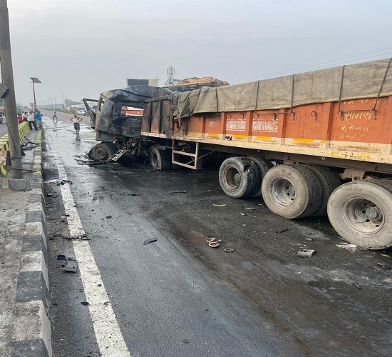 कानपुर: दो ट्रक भिड़ने से एक में लगी आग, एक चालक की मौत दूसरा घायल