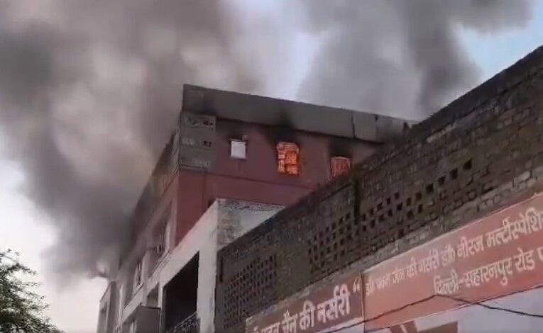 बड़ौत : अस्पताल की तीसरी मंजिल पर लगी आग, रेस्क्यू कर मरीजों को बचाई गई जान