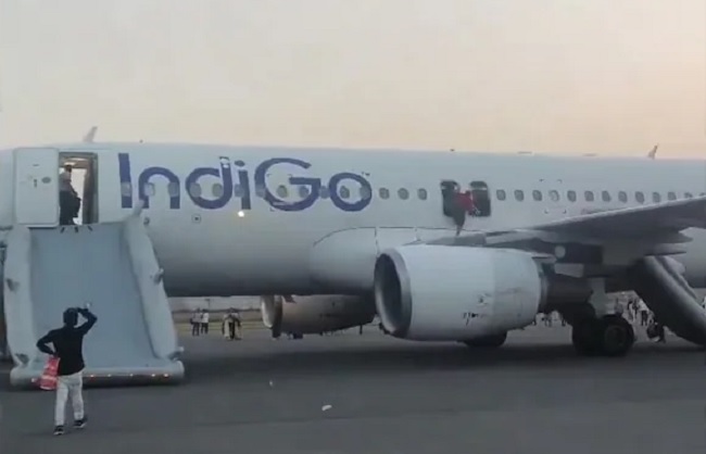 दिल्ली से वाराणसी जा रहे विमान में बम की सूचना से हड़कंप