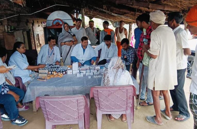 बाढ़ प्रभावित गांव मे पीड़ितों को दवा का वितरण किया जा रहा है