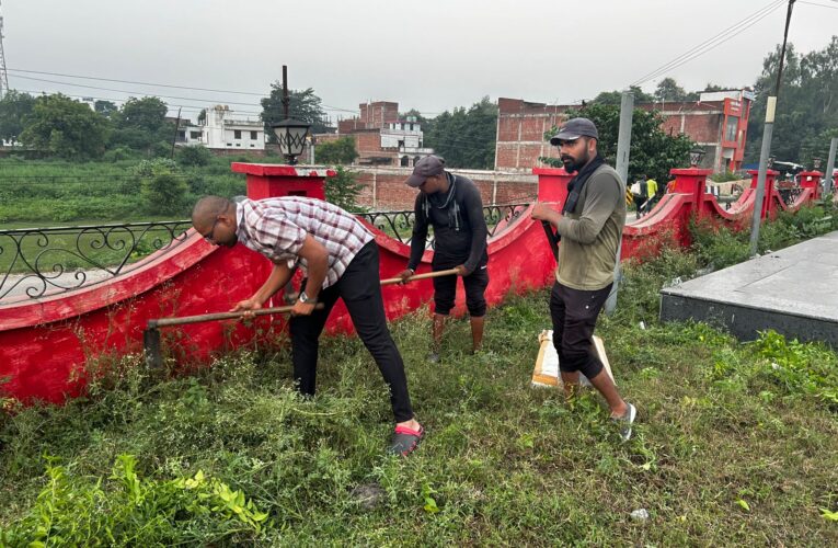 गांधी जयंती पर इंकलाब फाउंडेशन ने चलाया उपवन पार्क में स्वच्छता अभियान