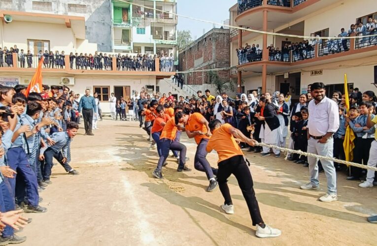 क्रिकेट के फाइनल मुकाबले में विनिंग शॉट लगाता बल्लेबाज