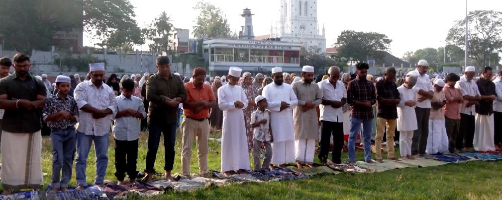 काली पट्टी बांधकर पहुंचे ईदगाह पहुंचे नमाजी