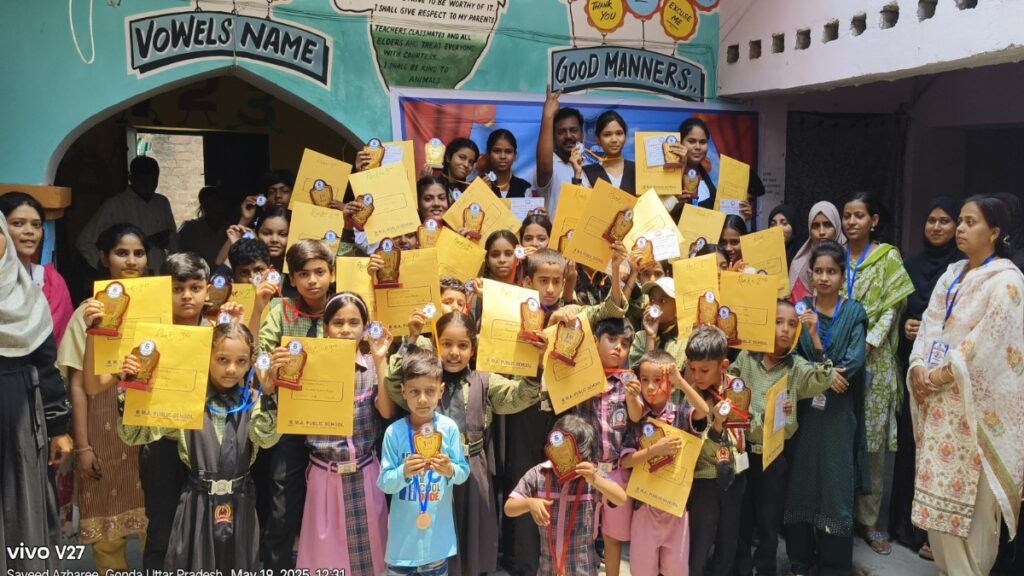 गोंडा में एम ए पब्लिक स्कूल द्वारा आयोजित सम्मान समारोह में छात्र हुए पुरस्कृत
