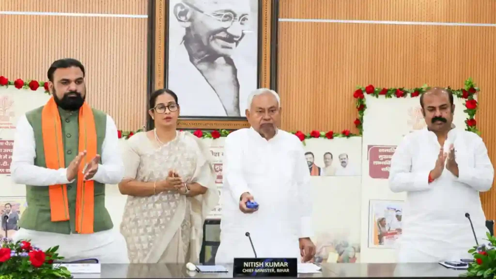 नीतीश का चुनावी मास्टरस्ट्रोकः 94 लाख परिवारों को दी बड़ी राहत 1 नीतीश का चुनावी मास्टरस्ट्रोकः 94 लाख परिवारों को दी बड़ी राहत