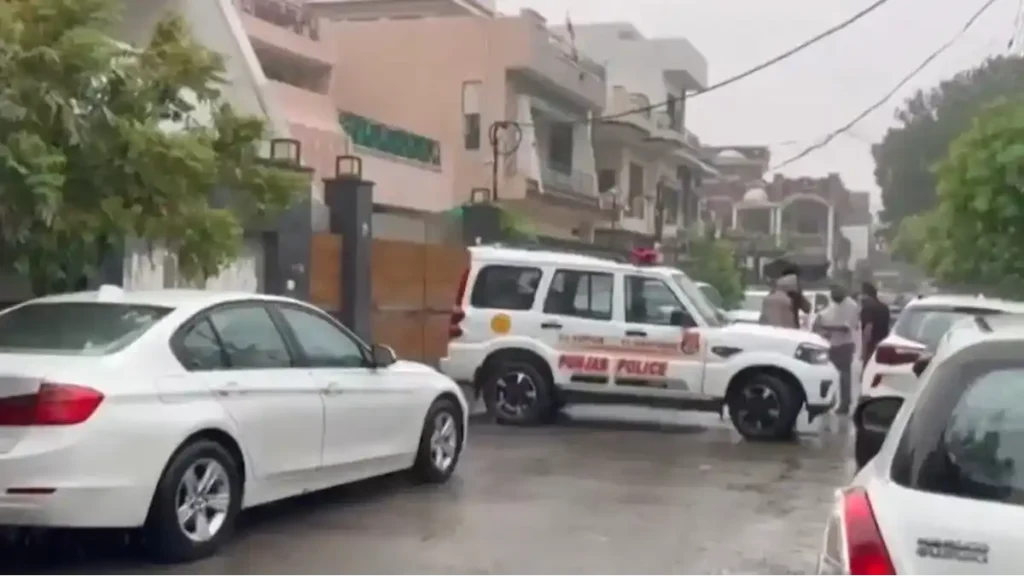 विजिलेंस ने मजीठिया के घर से मोबाइल, लैपटॉप और दस्तावेज जब्त किए