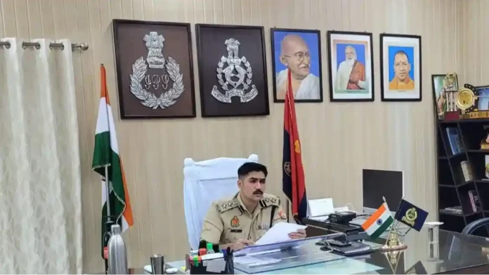 पुलिस कार्रवाई के दौरान एसपी अभिषेक यादव