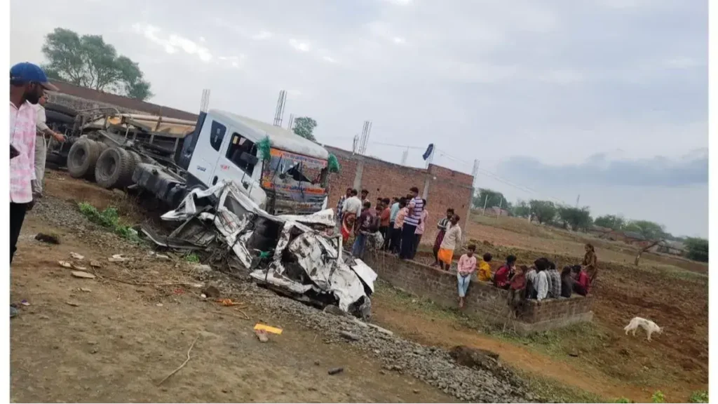Road Accident : सीमेंट से भरा ट्रक और कार में भिड़ंत, 9 की मौत 1 Road Accident scene near Sajeli Fatak, Jhabua