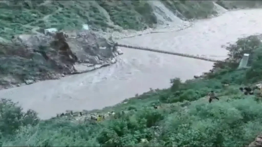 अलकनंदा बस हादसाः नदी में गिरी बस, एक की मौत, 10 लापता