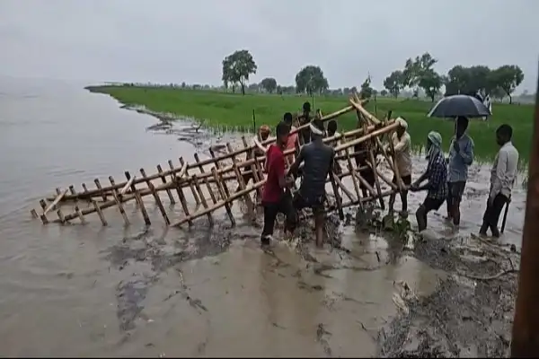 Flood alert: घाघरा ने पार किया लाल निशान