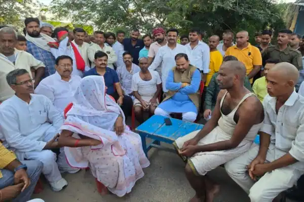 बोलेरो नहर हादसा पीड़ितों को सपा नेताओं ने सौंपा चेक