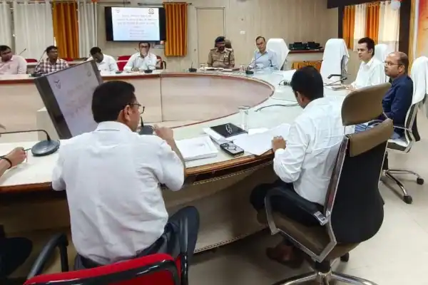 आयुक्त ने बलरामपुर में की flood preparedness की सख्त समीक्षा