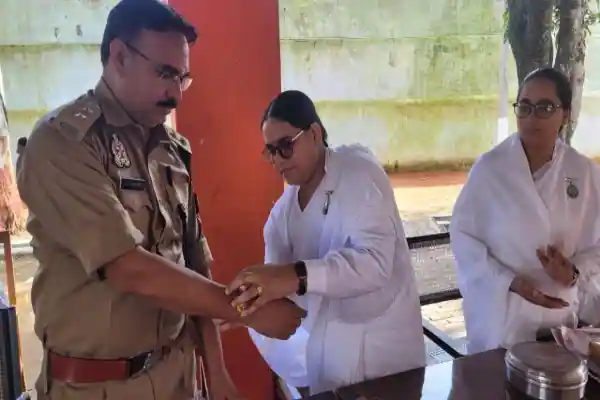 Raksha Bandhan Celebration: पुलिस के साथ बंधा विश्वास का धागा 3 Raksha Bandhan Celebration: पुलिस के साथ बंधा विश्वास का धागा