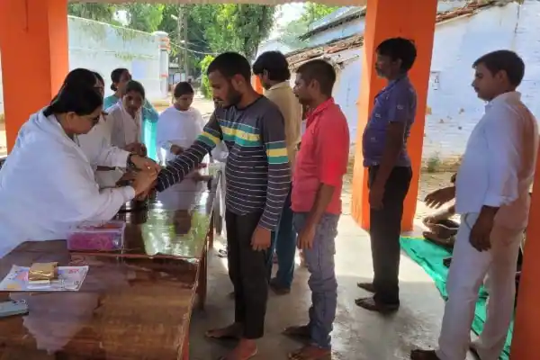 Raksha Bandhan Celebration: पुलिस के साथ बंधा विश्वास का धागा 4 Raksha Bandhan Celebration: पुलिस के साथ बंधा विश्वास का धागा
