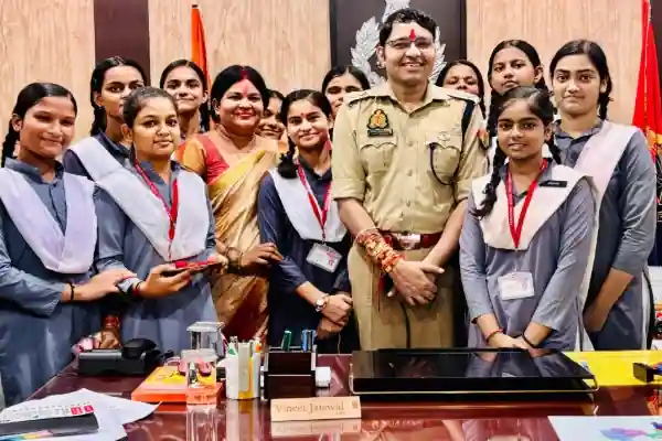 Raksha Bandhan Celebration: पुलिस के साथ बंधा विश्वास का धागा 2 Raksha Bandhan Celebration: पुलिस के साथ बंधा विश्वास का धागा