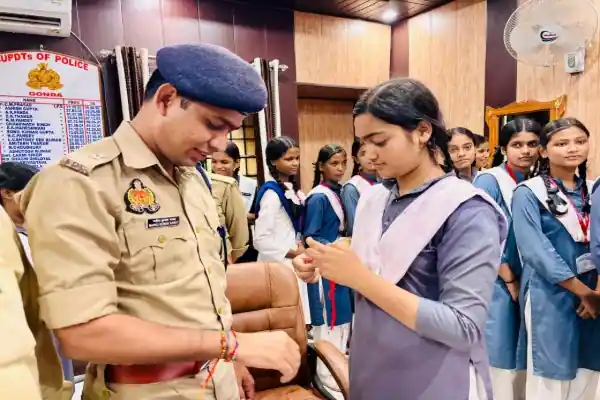 Raksha Bandhan Celebration: पुलिस के साथ बंधा विश्वास का धागा 1 Raksha Bandhan Celebration: पुलिस के साथ बंधा विश्वास का धागा