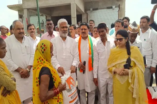 गोंडा में बाढ़ का जायजा लेने पहुंचे जल शक्ति मंत्री