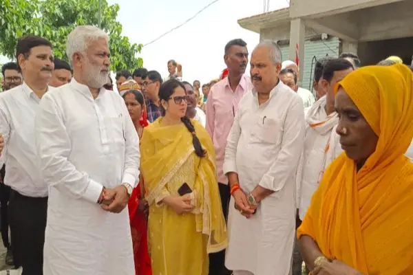 गोंडा में बाढ़ का जायजा लेने पहुंचे जल शक्ति मंत्री