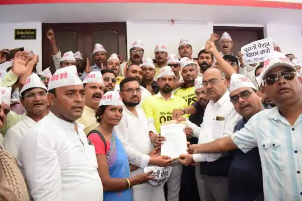 Gonda Capsule: पुरानी पेंशन की मांग को लेकर कर्मचारियों का प्रदर्शन 1 Gonda Capsule: पुरानी पेंशन की मांग को लेकर कर्मचारियों का प्रदर्शन