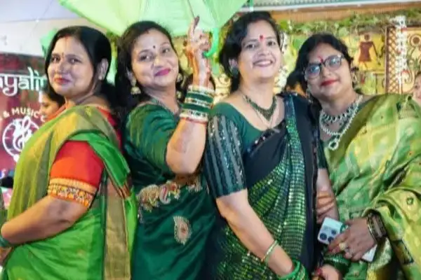 Sawan Festival: स्वाती मिश्रा बनीं 'सावन सुंदरी' 2 Sawan Festival: स्वाती मिश्रा बनीं 'सावन सुंदरी'
