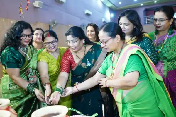 Sawan Festival: स्वाती मिश्रा बनीं 'सावन सुंदरी' 1 Sawan Festival: स्वाती मिश्रा बनीं 'सावन सुंदरी'