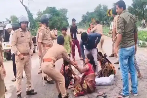 Gonda murder: 200 रुपये के लिए हत्या, चलती एंबुलेंस से शव को गिराकर किया प्रदर्शन