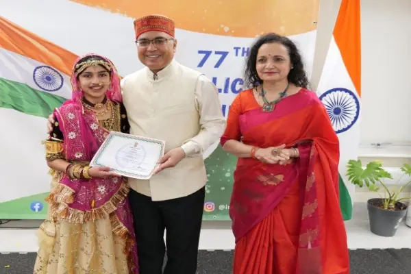 गोंडा के अखिलेश मिश्र ने डबलिन में फहराया तिरंगा