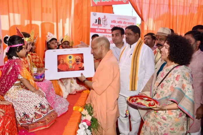 मुख्यमंत्री योगी आदित्यनाथ द्वारा छात्राओं को स्टडी टेबल और आशीर्वाद पत्र वितरण