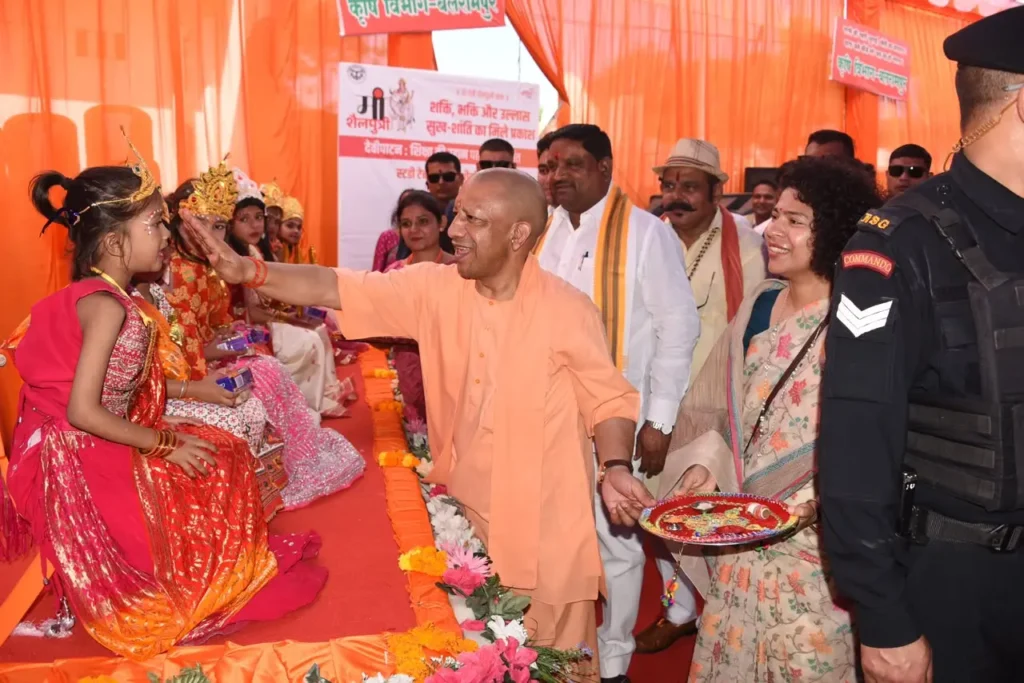 स्टडी टेबल वितरणः देवीपाटन मंडल में एक लाख बच्चों को वितरण का लक्ष्य पूरा