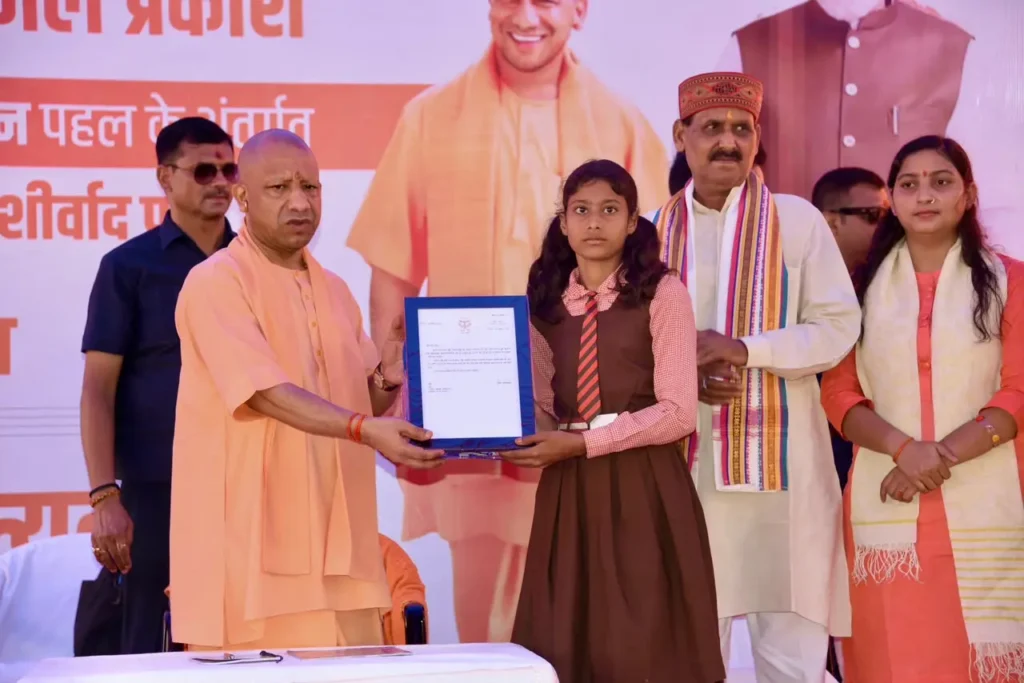 स्टडी टेबल वितरणः देवीपाटन मंडल में एक लाख बच्चों को वितरण का लक्ष्य पूरा