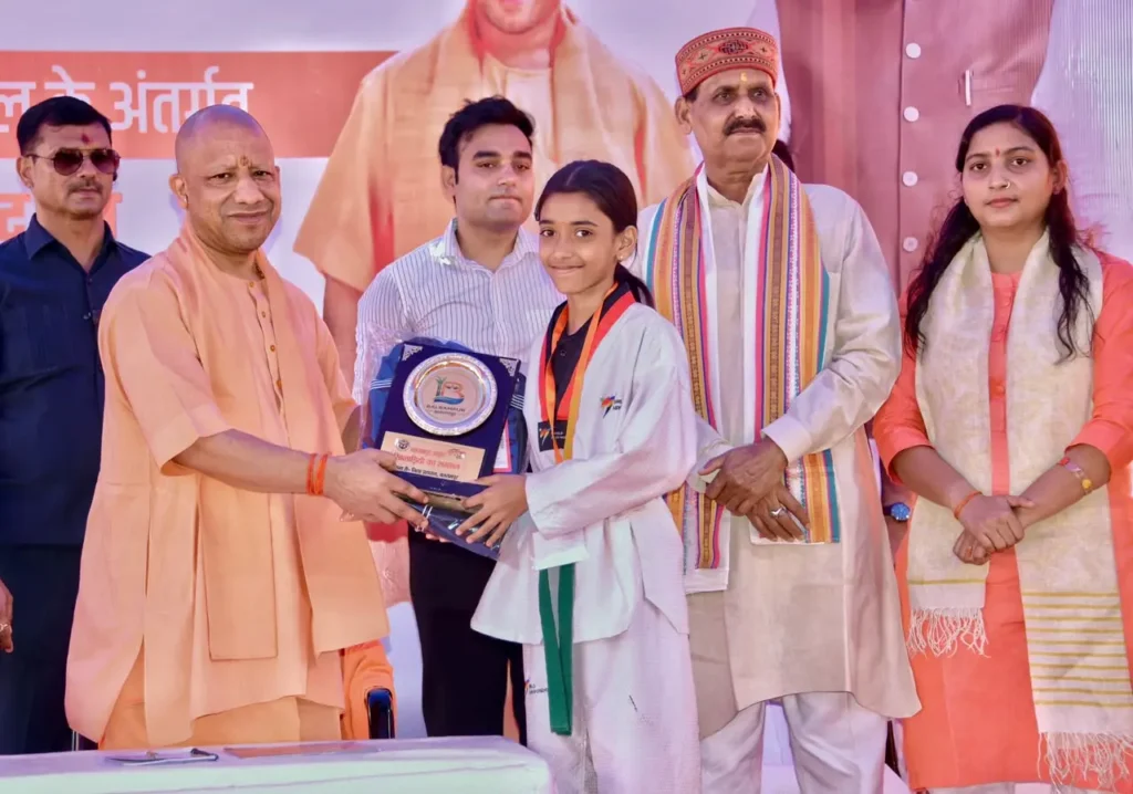 स्टडी टेबल वितरणः देवीपाटन मंडल में एक लाख बच्चों को वितरण का लक्ष्य पूरा